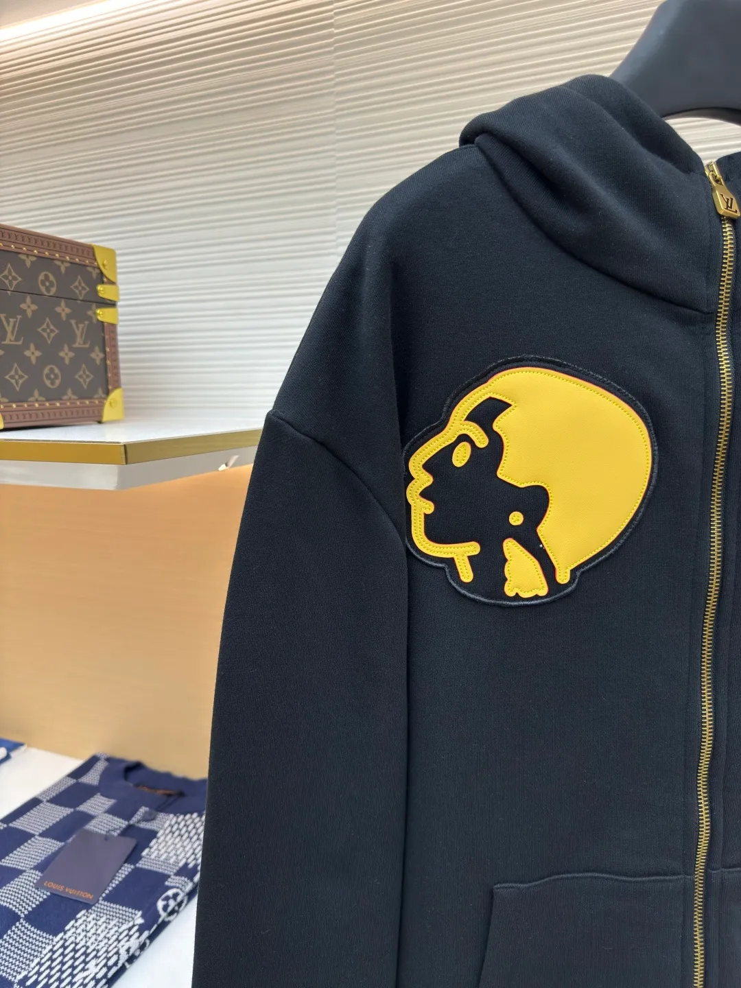 LOUIS VUITTON double portrait hooded sweatshirt ●Authentic product: Purchased and developed by 17067 ●Item number: 1680363-B25 ●Fabric: pure cotton fleece fabric ●Technology: patch laser cutting ●Version: loose fit ●Weight: about 850 grams ●Size: XS-S-M-L ●Description: The fabric is made of 26S double yarn + 10S reverse terry base yarn, 380g; paired with 21S double yarn rib, 470g. The double-sided basic structure has better bottom-locking ability, and it uses spandex yarn to lock the fabric surface tightly. Even if it is made into a thick fleece effect, the lint loss is still less than that of ordinary sweatshirt fleece fabrics. The texture is clear and delicate, and the cloth surface is clean and smooth; the cloth surface can quickly return to flatness after stretching, making it wide and easy to shape. The leather patches are laser cut. According to the pattern matching requirements, laser engraving technology is used to cut the pattern; ensuring clear lines and sharp edges. After laser cutting, the edges are trimmed by hand to ensure that the outline of the patch blends seamlessly with the leather. The leather surface is covered with a waterproof and anti-fouling coating to enhance durability.  The embossed letters are distinctly concave and convex, with a delicate touch and a three-dimensional relief effect.  The leather counterpoint is embellished with stamp shapes, and the logo silhouette is made of imported custom-made embroidery thread. The glossy mercerized embroidery thread is dyed to give it a uniform and glossy finish. The exquisite embroidery machine combines complex embroidery needlework and fine detail processing to create a three-dimensional micro-relief embroidery effect. The overall wiring is straight and delicate, the fabric is comfortable and soft, and the color is consistent without color difference. It can be matched with the same style to create a fashionable look and control various occasions. Customized accessories, complete with three standards, same style for men and women!